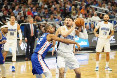 Orlando Magic 27 Aralık 2019 Cuma günü Orlando, Florida 'daki Amway Arena' da Philadelphia 76ers 'a ev sahipliği yapıyor..
