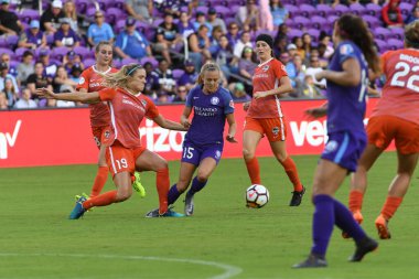 Orlando Pride, 22 Nisan 2018 'de Florida, Orlando' daki Exploria Stadyumu 'nda Houston Dash' e ev sahipliği yaptı..  