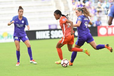 Orlando Pride, 22 Nisan 2018 'de Florida, Orlando' daki Exploria Stadyumu 'nda Houston Dash' e ev sahipliği yaptı.. 