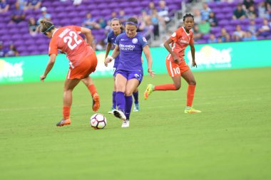 Orlando Pride, 22 Nisan 2018 'de Florida, Orlando' daki Exploria Stadyumu 'nda Houston Dash' e ev sahipliği yaptı..  