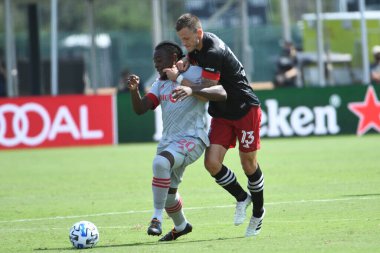 Toronto FC oyuncusu Akinola, Ayo # 20, 13 Temmuz 2020 tarihinde Orlando Florida 'daki ESPN Vahşi Spor Dünyası' nda düzenlenen MLS Geri Turnuvası sırasında topu elinde tutma girişiminde bulundu..  