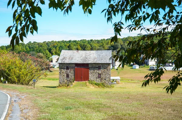 Voir Une Vieille Maison Brique Sur Prairie — Photo