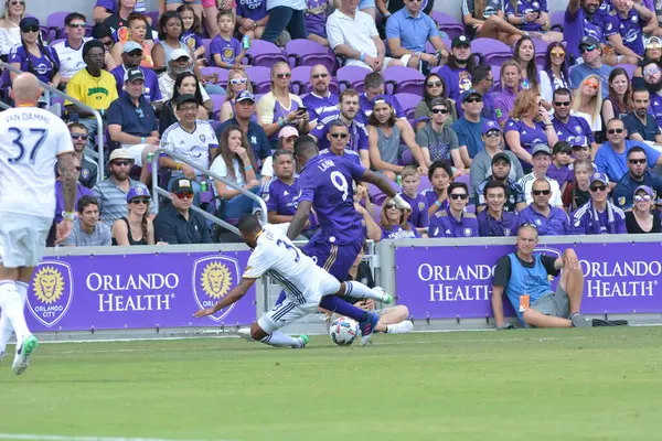 Orlando City 15 Nisan 2017 'de Florida, Orlando' daki Citrus Bowl 'da Los Angeles Galaksisine ev sahipliği yaptı.. 