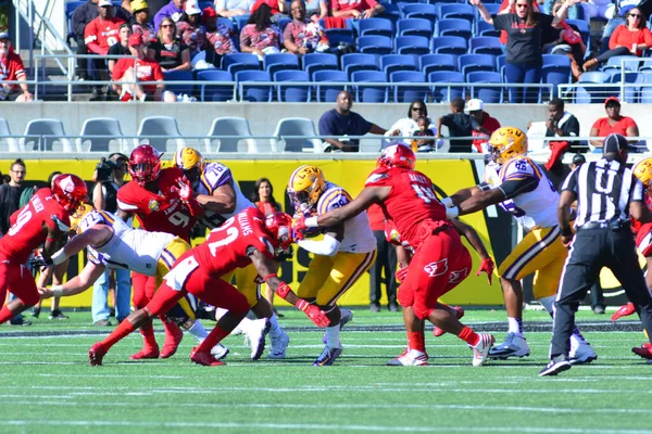 Lsu Čelit Louisville Během Citrus Bowl Stadionu Camping World Orlandu — Stock fotografie