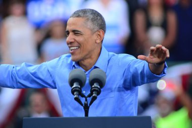 Başkan Barack Obama, Florida Kissimmee 'deki Osceola Heritage Park Stadyumu' nda düzenlenen kampanya mitinginde Demokrat başkan adayı Hillary Clinton 'a seslendi..  