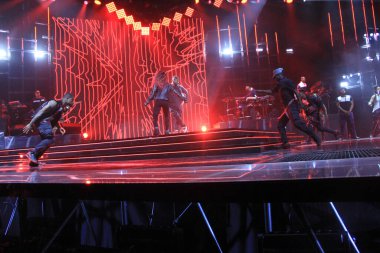 R & B Şarkıcısı Usher 12 Aralık 2015 'te Orlando Florida' daki Amway Center 'da sahne alacak..