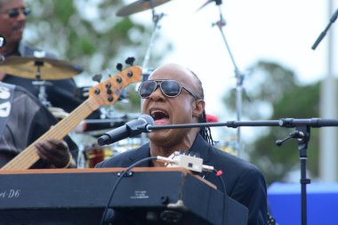 Stevie Wonder, Başkan Barack Obama 'nın 6 Kasım 2016' da Kissimmee Florida 'da başkanlık adaylığını destekleyen mitinginde performans sergiliyor..
