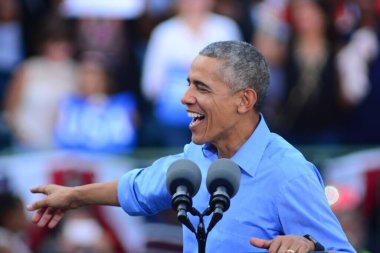 Başkan Barack Obama, Florida Kissimmee 'deki Osceola Heritage Park Stadyumu' nda düzenlenen kampanya mitinginde Demokrat başkan adayı Hillary Clinton 'a seslendi..  
