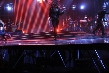 R & B Şarkıcısı Usher 12 Aralık 2014 'te Orlando Florida' daki Amway Center 'da sahne alacak..  