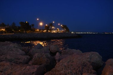 İskele ve şehir ışıklarının gece manzarası 