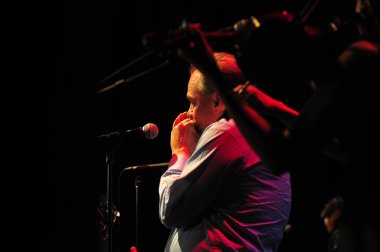 Şarkıcı Jon Bon Jovi, 5 Kasım 2016 'da St. Petersburg Florida' da Devlet Street Theater in Support of HIllary Clinton 'ın Başkan İhalesi' nde sahne alıyor.