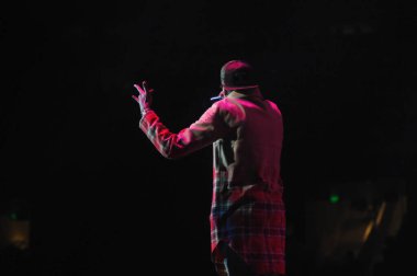 R & B Şarkıcısı Usher 12 Aralık 2014 'te Orlando Florida' daki Amway Center 'da sahne alacak..  