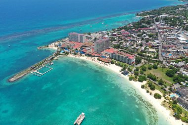 Bir yaz günü Ochos Rios Jamaika 'daki plajların güzel manzarası.  