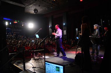 Şarkıcı Jon Bon Jovi, 5 Kasım 2016 'da St. Petersburg Florida' da Devlet Street Theater in Support of HIllary Clinton 'ın Başkan İhalesi' nde sahne alıyor.