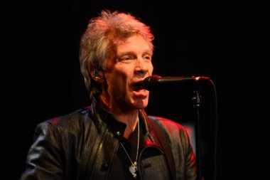 Şarkıcı Jon Bon Jovi, 5 Kasım 2016 'da St. Petersburg Florida' da Devlet Street Theater in Support of HIllary Clinton 'ın Başkan İhalesi' nde sahne alıyor.