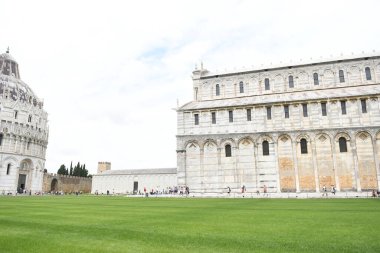 İtalya 'da turistik bir yer, Pisa' nın eğimli kulesi