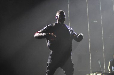 R & B Şarkıcısı Usher 12 Aralık 2014 'te Orlando Florida' daki Amway Center 'da sahne alacak..  