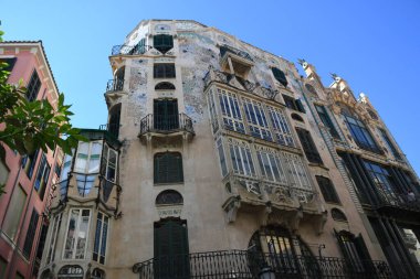 Şehrin sokaklarına bak, binaların dış yüzüne bak.