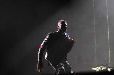 R & B Şarkıcısı Usher 12 Aralık 2015 'te Orlando Florida' daki Amway Center 'da sahne alacak.. 