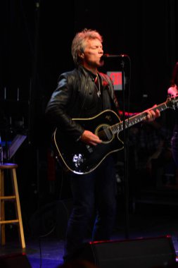 Şarkıcı Jon Bon Jovi, 5 Kasım 2016 'da St. Petersburg Florida' da Devlet Street Theater in Support of HIllary Clinton 'ın Başkan İhalesi' nde sahne alıyor.