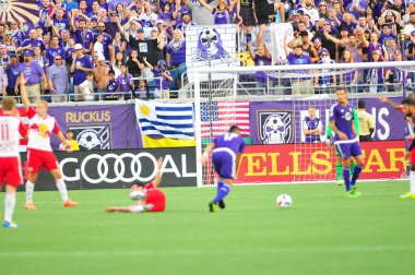 Orlando City SC, 6 Mayıs 2016 'da Orlando Florida' daki Dünya Kampı Stadyumu 'nda New York Red Bulls' a ev sahipliği yaptı.. 
