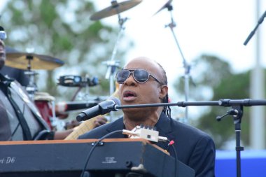 Stevie Wonder, Başkan Barack Obama 'nın 6 Kasım 2016' da Kissimmee Florida 'da başkanlık adaylığını destekleyen mitinginde performans sergiliyor..