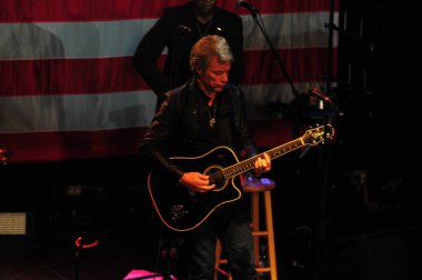 Şarkıcı Jon Bon Jovi, 5 Kasım 2016 'da St. Petersburg Florida' da Devlet Street Theater in Support of HIllary Clinton 'ın Başkan İhalesi' nde sahne alıyor.