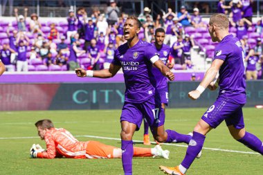 Nani (17) (ortada) 19 Mayıs 2019 'da Orlando City Stadyumu' nda penaltı vuruşundan gol attıktan sonra kutluyor..  