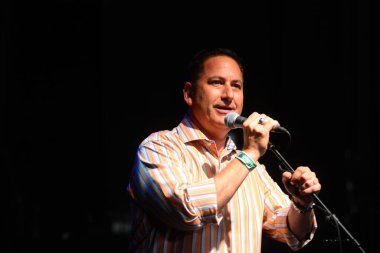 Şarkıcı Jon Bon Jovi, 5 Kasım 2016 'da St. Petersburg Florida' da Devlet Street Theater in Support of HIllary Clinton 'ın Başkan İhalesi' nde sahne alıyor.