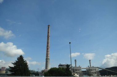 Gökyüzü arkaplanındaki fabrika borularına bak