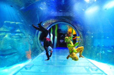 30 Ağustos 2016 'da Orlando Florida' daki güzel Orlando Eye 'daki Cirque du Soleil gösterisi.