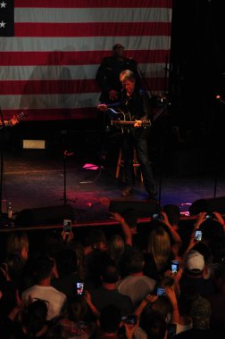 Şarkıcı Jon Bon Jovi, 5 Kasım 2016 'da St. Petersburg Florida' da Devlet Street Theater in Support of HIllary Clinton 'ın Başkan İhalesi' nde sahne alıyor.