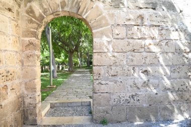 Eski tuğla kemerin görüntüsü 