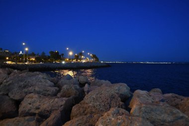 İskele ve şehir ışıklarının gece manzarası 