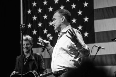 Şarkıcı Jon Bon Jovi, 5 Kasım 2016 'da St. Petersburg Florida' da Devlet Street Theater in Support of HIllary Clinton 'ın Başkan İhalesi' nde sahne alıyor.