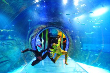 30 Ağustos 2016 'da Orlando Florida' daki güzel Orlando Eye 'daki Cirque du Soleil gösterisi..