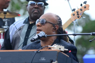 Stevie Wonder, Başkan Barack Obama 'nın 6 Kasım 2016' da Kissimmee Florida 'da başkanlık adaylığını destekleyen mitinginde performans sergiliyor..