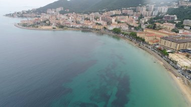 Güzel bir kıyı şeridi manzarası var. 