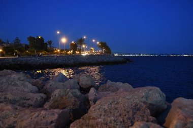 İskele ve şehir ışıklarının gece manzarası 