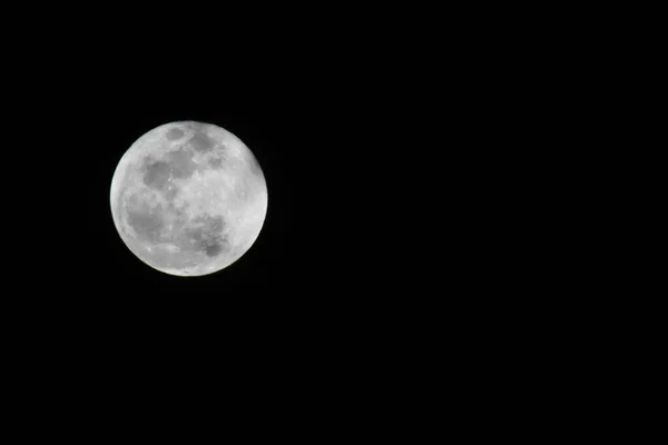 夜空中满月的美丽景色 — 图库照片