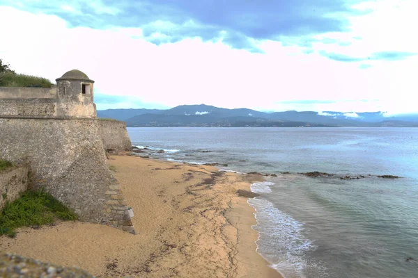 Dağlı sahil manzarası çok güzel.