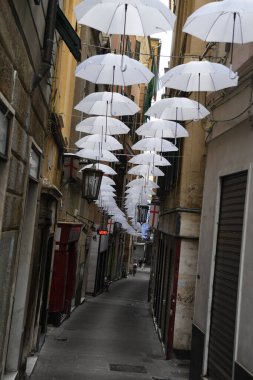 Cenova İtalya 'nın güzel şehrinde beyaz şemsiyeler 