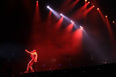 R & B Şarkıcısı Usher 12 Aralık 2015 'te Orlando Florida' daki Amway Center 'da sahne alacak..  