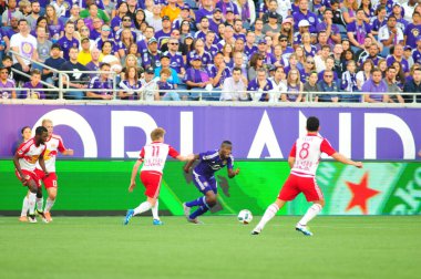 Orlando City SC, 6 Mayıs 2016 'da Orlando Florida' daki Dünya Kampı Stadyumu 'nda New York Red Bulls' a ev sahipliği yaptı..  