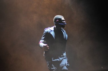 R & B Şarkıcısı Usher 12 Aralık 2015 'te Orlando Florida' daki Amway Center 'da sahne alacak.. 