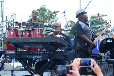 Stevie Wonder, Başkan Barack Obama 'nın 6 Kasım 2016' da Kissimmee Florida 'da başkanlık adaylığını destekleyen mitinginde performans sergiliyor..