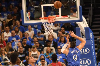Orlando Magic 17 Ekim 2018 'de Orlando Florida' daki Amway Center 'da Miami Heat' i sunar..  