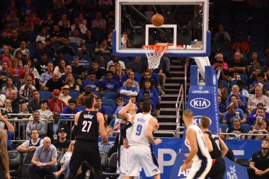 Orlando Magic 25 Ekim 2018 'de Orlando Florida' daki Amway Center 'da Portland Trail Blazers' ı sunar..  