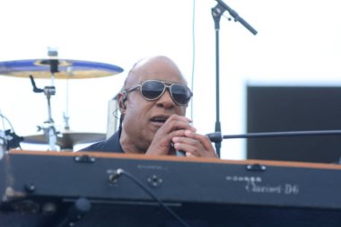 Stevie Wonder, Başkan Barack Obama 'nın 6 Kasım 2016' da Kissimmee Florida 'da başkanlık adaylığını destekleyen mitinginde performans sergiliyor..