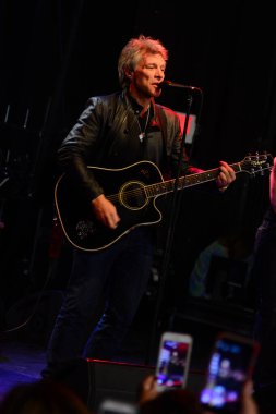 Şarkıcı Jon Bon Jovi, 5 Kasım 2016 'da St. Petersburg Florida' da Devlet Street Theater in Support of HIllary Clinton 'ın Başkan İhalesi' nde sahne alıyor.